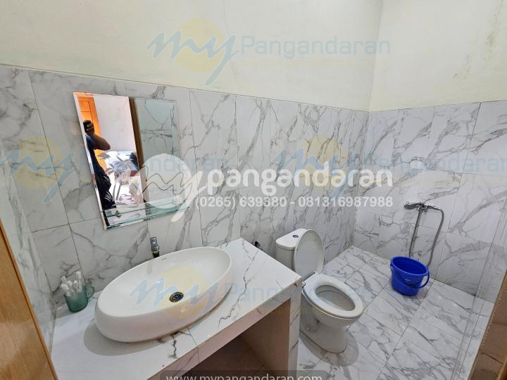  tampilan kamar mandi yisar beach in pangandaran